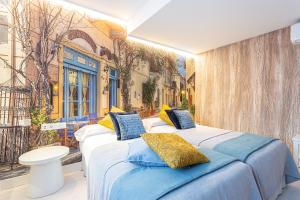 2 camas en una habitación con un mural en Fly Rooms Madrid Airport en Madrid