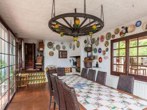 une salle à manger avec une table et quelques assiettes murales dans l'établissement Belvilla by OYO Can Soler, à Sant Iscle de Vallalta