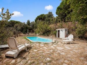 een zwembad met twee ligstoelen en een zwembad bij Villa in Maresme near Montnegre Park in Sant Iscle de Vallalta +34 foto's