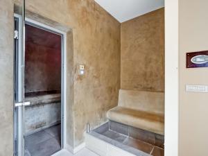 Vonios kambarys apgyvendinimo įstaigoje Lush holiday home with spa and wellness