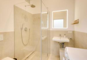 a bathroom with a shower and a sink at Galeriestudio - Zentral in Gmund in Gmund am Tegernsee