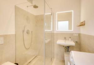 ein Badezimmer mit Dusche und Waschbecken in der Unterkunft Galeriestudio - Zentral in Gmund in Gmund am Tegernsee
