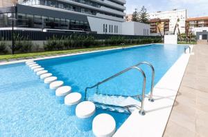 Bazén v ubytovaní Apartamento nuevo junto al mar con plaza de garaje!! Perfecto para familias alebo v jeho blízkosti