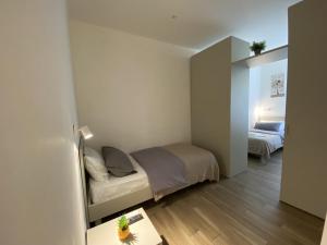 Dormitorio pequeño con cama y mesa en Alloggio Urbano - Centro Storico, en Terni