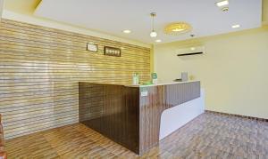The lobby or reception area at Treebo Trend De Grandeur Anand Nagar