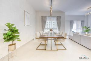 Fotografie z fotogalerie ubytování Spacious 3BR Apartment with Assistant Room in Sadaf 5 JBR by Deluxe Holiday Homes v Dubaji