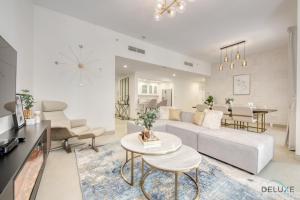 Posezení v ubytování Spacious 3BR Apartment with Assistant Room in Sadaf 5 JBR by Deluxe Holiday Homes
