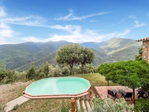 una piscina en un campo con montañas en el fondo en Holiday Home Montseny with Pool, en Montseny 32 fotos más