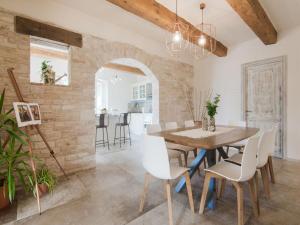 uma sala de jantar com uma parede de tijolos e uma mesa e cadeiras de madeira em Belvilla by OYO Ca Luigi em Acqualagna