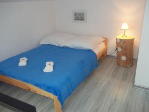 a bedroom with a bed with two pairs of shoes on it at Dwór w Boleniu in Bolen