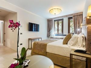 a hotel room with a bed and a table at Brand new boutique apartment in the heart of Venice in Venice