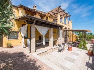 een uitzicht op een huis met een patio bij Belvilla by OYO Lavanda in Ascoli Piceno