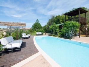 een zwembad met 2 stoelen en een paviljoen bij Belvilla by OYO Lavanda in Ascoli Piceno