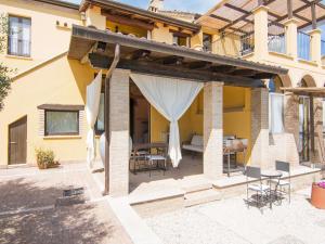 un patio di una casa con tavolo e sedie di Belvilla by OYO Lavanda ad Ascoli Piceno