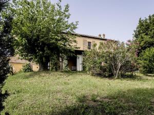 une vieille maison sur une colline avec une cour dans l'établissement Belvilla by OYO Giglio, à Ascoli Piceno
