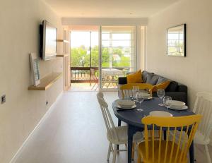 sala de estar con mesa con sillas y sofá en Cosy beach apartment in Albufeira centre, en Albufeira 24 fotos más