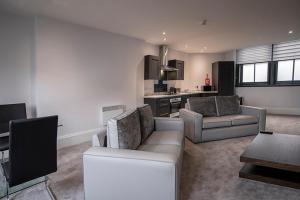 A seating area at Cavern Quarter apartments by The Castle Collection