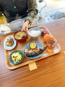 um tabuleiro de comida numa mesa com comida em Children's cafe B&B Kimie em Kamakura