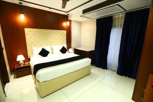 Postel nebo postele na pokoji v ubytování Sanca International Hotel in Patel Nagar Delhi