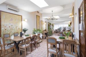 ein Esszimmer mit Holztischen und Stühlen in der Unterkunft Gosciniec Pod Brzozami in Posen + 98 Fotos