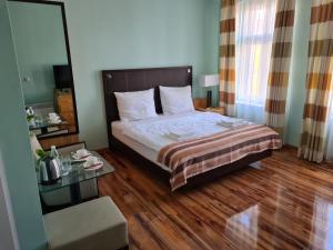 ApartHotel Katowice - Deluxe Rooms with King Beds, City Center, Free Wifi! tesisinde bir odada yatak veya yataklar