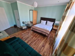 ApartHotel Katowice - Deluxe Rooms with King Beds, City Center, Free Wifi! tesisinde bir odada yatak veya yataklar