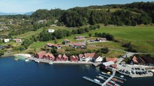 una vista aerea di una piccola isola in una cassa d'acqua di Furrehytter a Sjernarøy