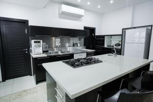Una cocina o zona de cocina en Villa Pomela By Sun And View
