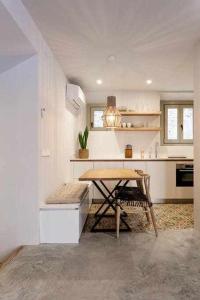 een keuken met een tafel en een bank erin bij Velo Vern 1 Beautiful new apartment 2 bed ensuite in Girona