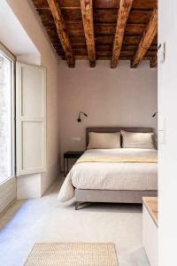 een slaapkamer met een bed en een groot raam bij Velo Vern 1 Beautiful new apartment 2 bed ensuite in Girona