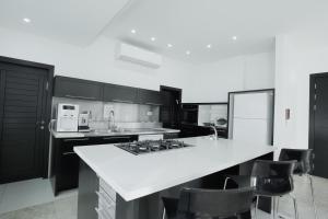 Una cocina o zona de cocina en Villa Pomela By Sun And View