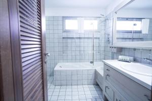 Un baño de Villa Pomela By Sun And View