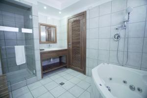 Un baño con bañera, ducha y lavabo. en Villa Pomela By Sun And View, en Eilat