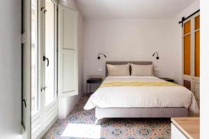 una camera con un grande letto e una finestra di Velo Vern 2 Luxury apartment in the Old Town a Girona