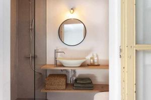 bagno con lavandino e specchio di Velo Vern 2 Luxury apartment in the Old Town a Girona