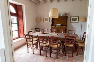 comedor con mesa de madera y sillas en Gite de Vonnes en Pont-de-Ruan