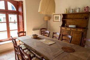 uma sala de jantar com uma mesa de madeira e cadeiras em Gite de Vonnes em Pont-de-Ruan