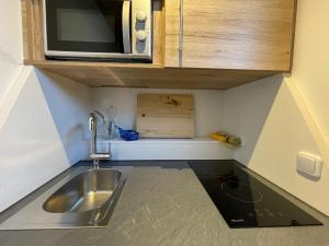 a small kitchen with a sink and a microwave at Apartment Allersberg in Allersberg