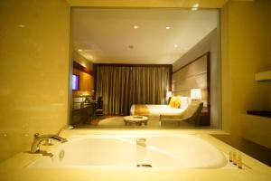 Koupelna v ubytování Crowne Plaza Kochi by IHG