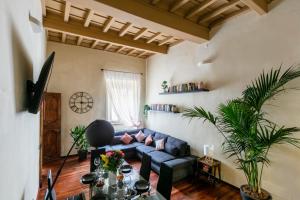 ローマにあるParione Apartmentのリビングルーム(青いソファ、テーブル付)