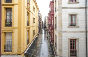 una calle vacía en una ciudad con edificios en Piso catalogado en el centro de Gijon en Gijón