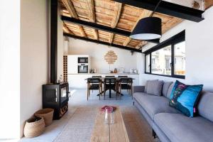 Istumisnurk majutusasutuses Velo Vern 3- Luxury penthouse w views of city wall