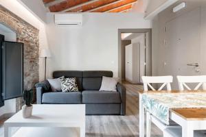 Posezení v ubytování Revitalized Apartment in Historical Building