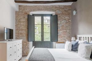 Posteľ alebo postele v izbe v ubytovaní Bonaventura 4 Restored Apartment in Heart of City