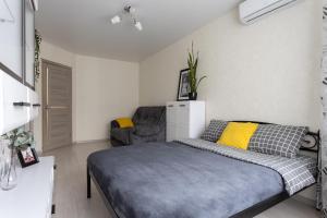 1 dormitorio con 1 cama, 1 sofá y 1 silla en 0131 Apartment near Zhulyany airport New complex, en Kiev