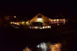 Výhled na řeku, která protéká v blízkosti bed and breakfast