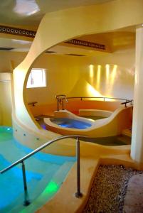 Bazén v ubytování Toscana Wellness Resort nebo v jeho okolí