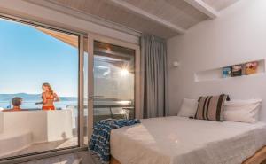 1 dormitorio con cama y vistas al océano en Apartments enosis, Triton en Agia Anna Naxos