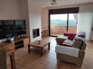 A television and/or entertainment centre at Villa El Mirador