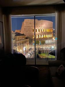 una finestra con vista sul Colosseo di Bes Colosseo Suites a Roma